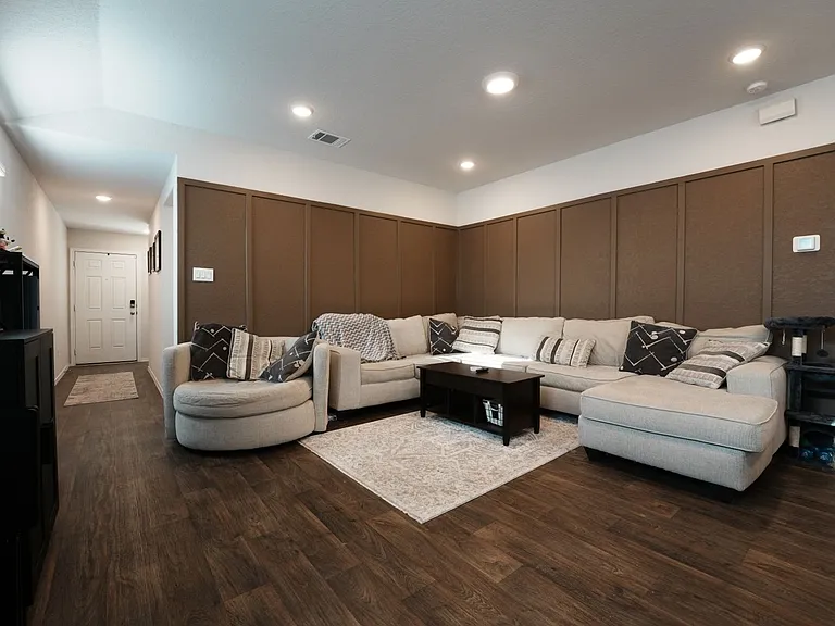 153 Roanwood Dr — Photo 4