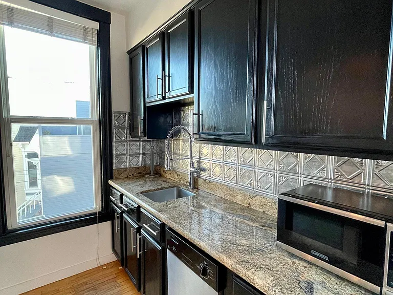 403 29th St #5 — Photo 3