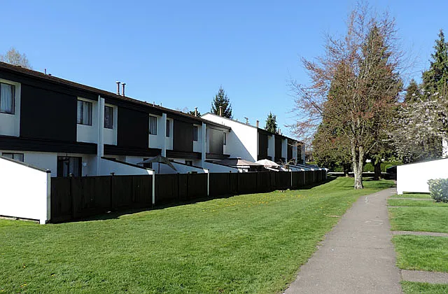 Riverside Gardens Townhouses — Photo 3