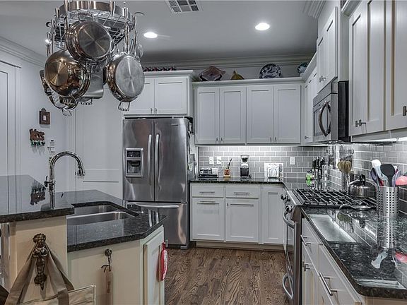 5th image of 117 N Geary Cir