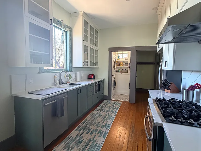 921 W Alameda St — Photo 4