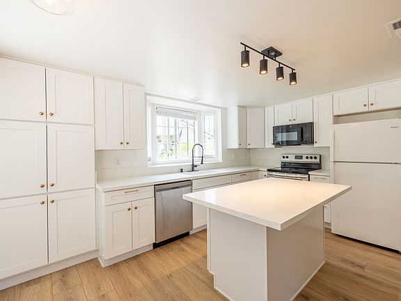4th image of 3776 Portland Ct
