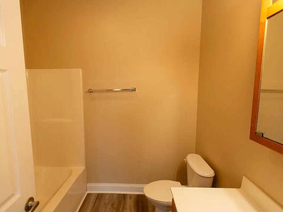 103 Parkview Dr #203
