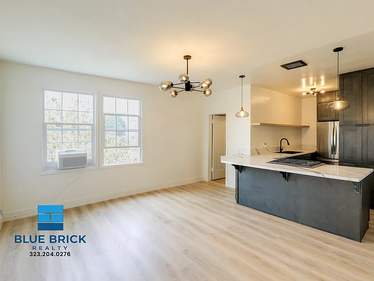 300 N Bonnie Brae St #302 — Photo 4