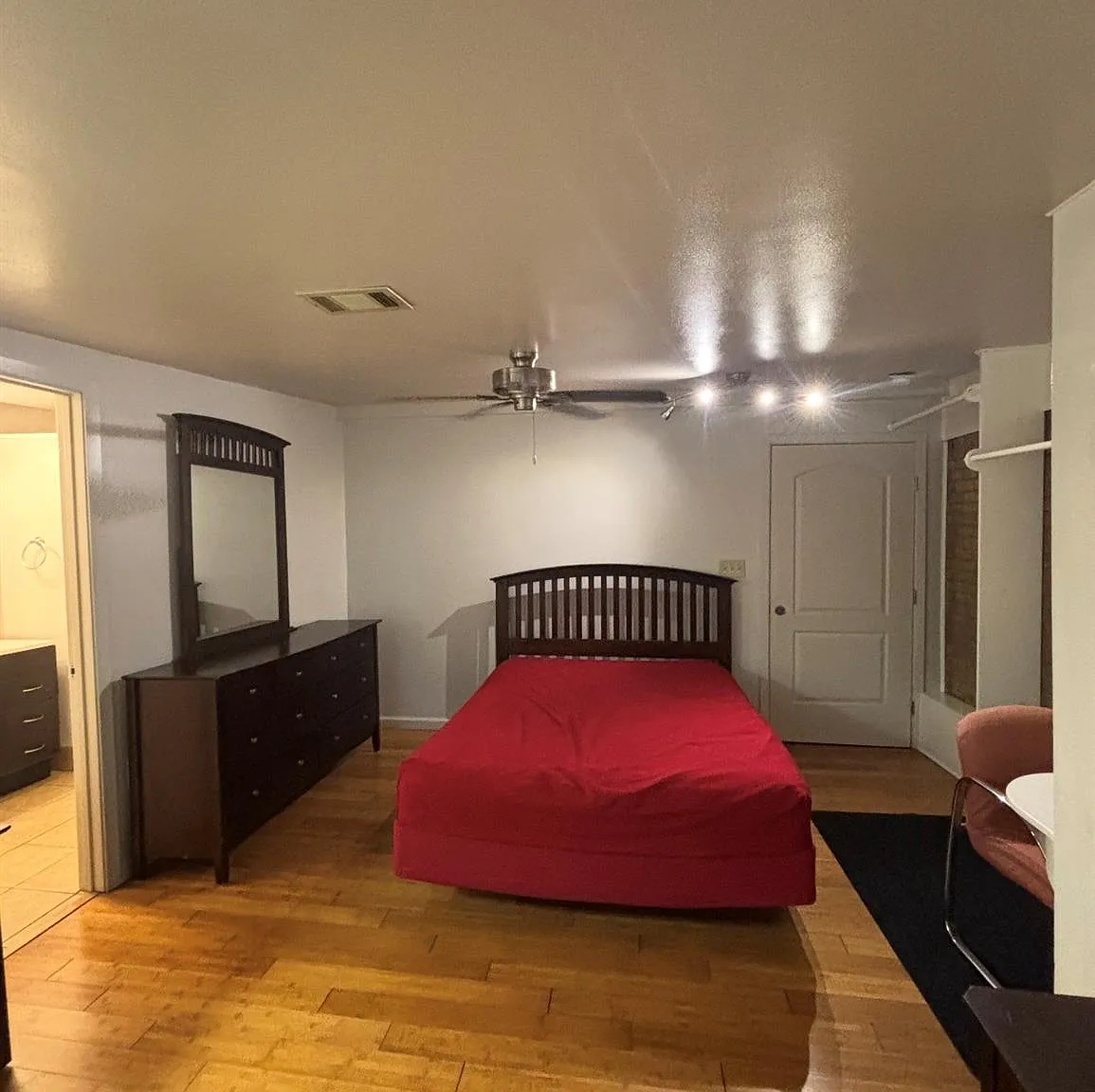 1 bed, 1.0 bath, 714 sqft, $975 — Photo 1