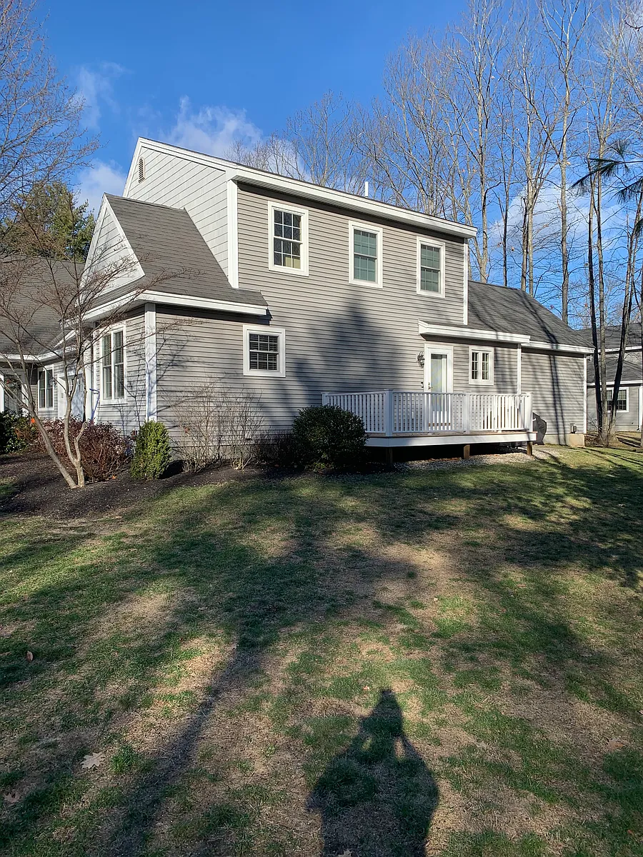 Building Photo - 8 Horseshoe Dr