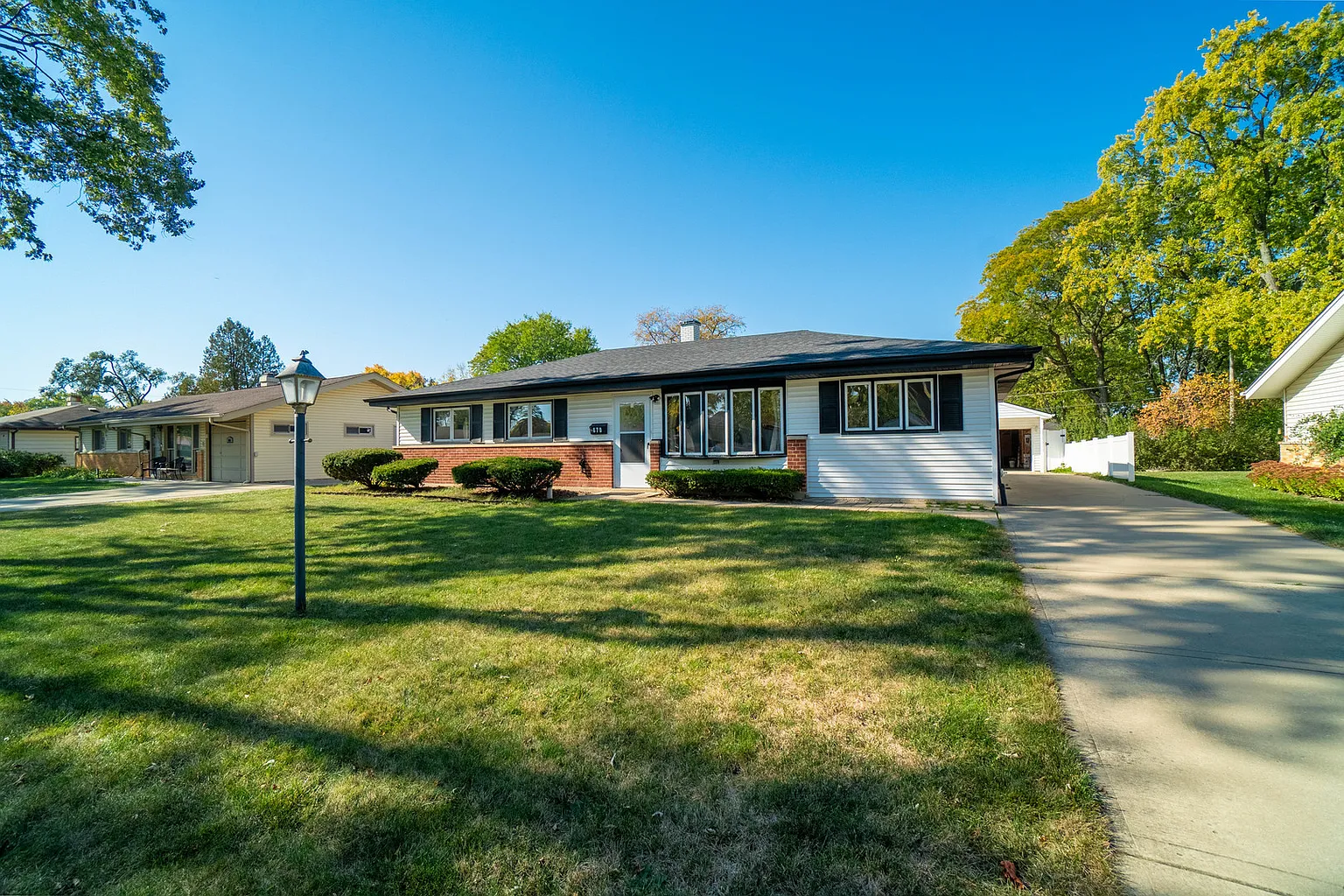 670 Olive St photo 1