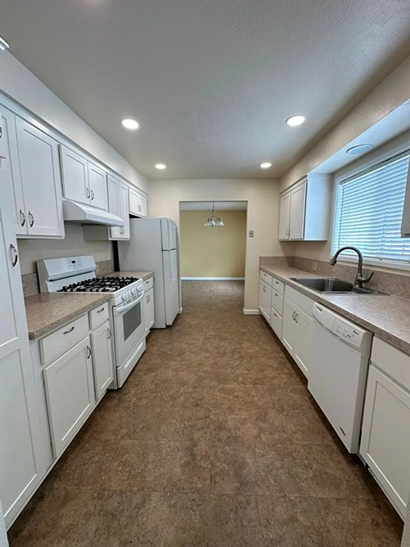 Large home with additional garage! — Photo 3