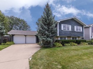1395 N Oakmont Rd, Hoffman Estates, IL 60169