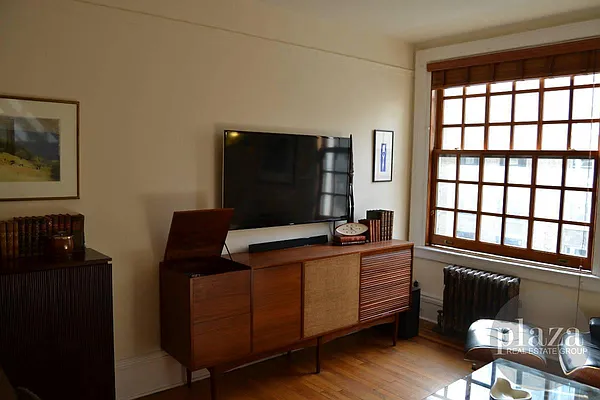 Rented by Plaza Real Estate Group | media 7