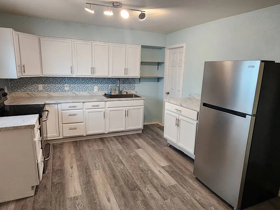 1302 S Highway 30