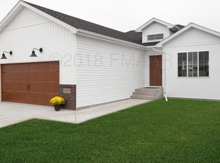 949 Ashley Dr W, West Fargo, ND