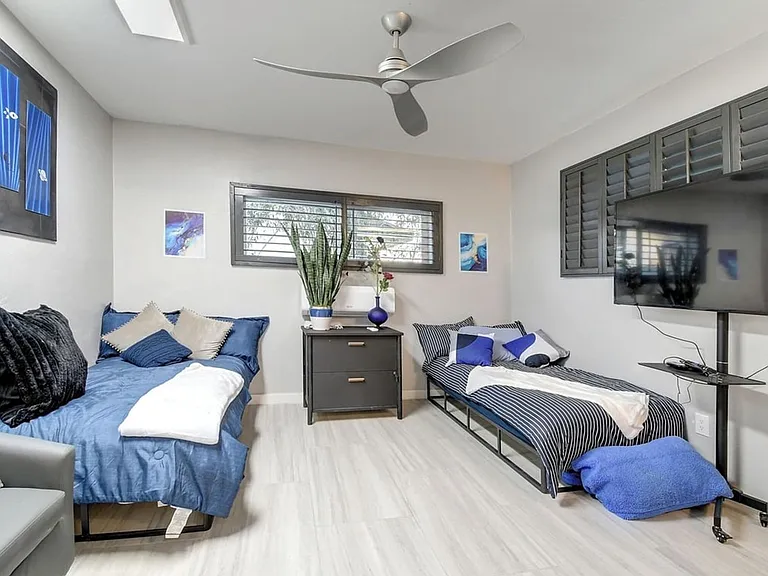 121 W Balboa Dr — Photo 15