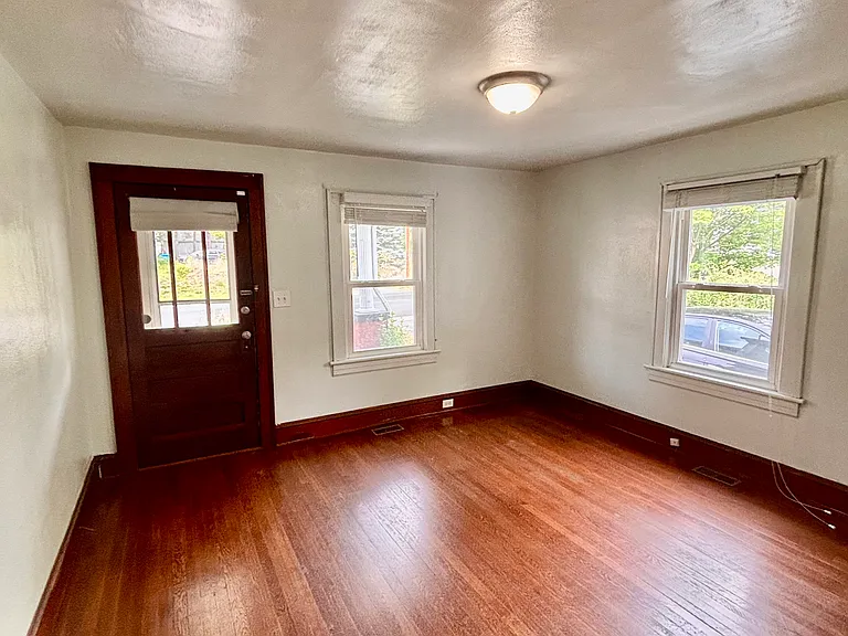 1526 20th St NE — Photo 5