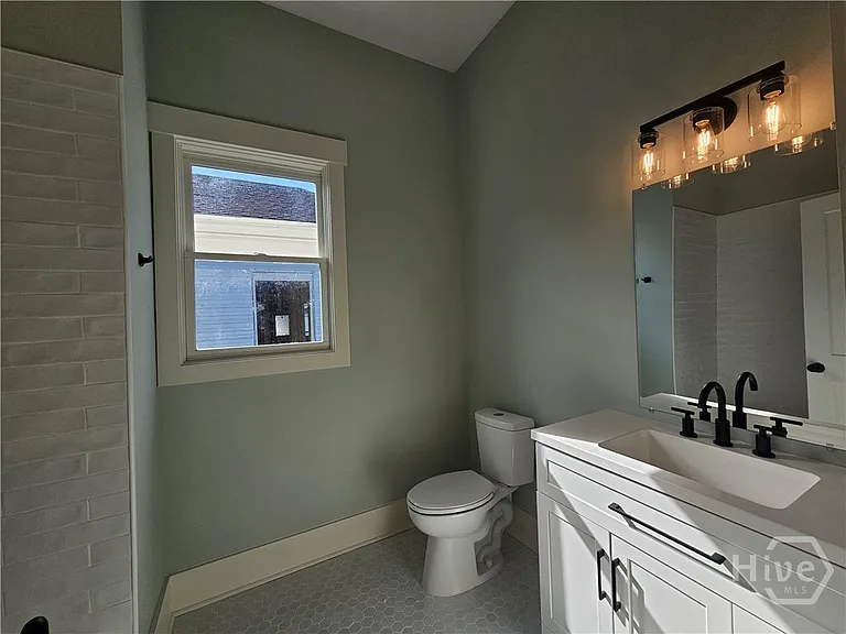 521 W 38th St — Photo 25