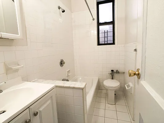 Rented by Realty 2000 Corp | media 18