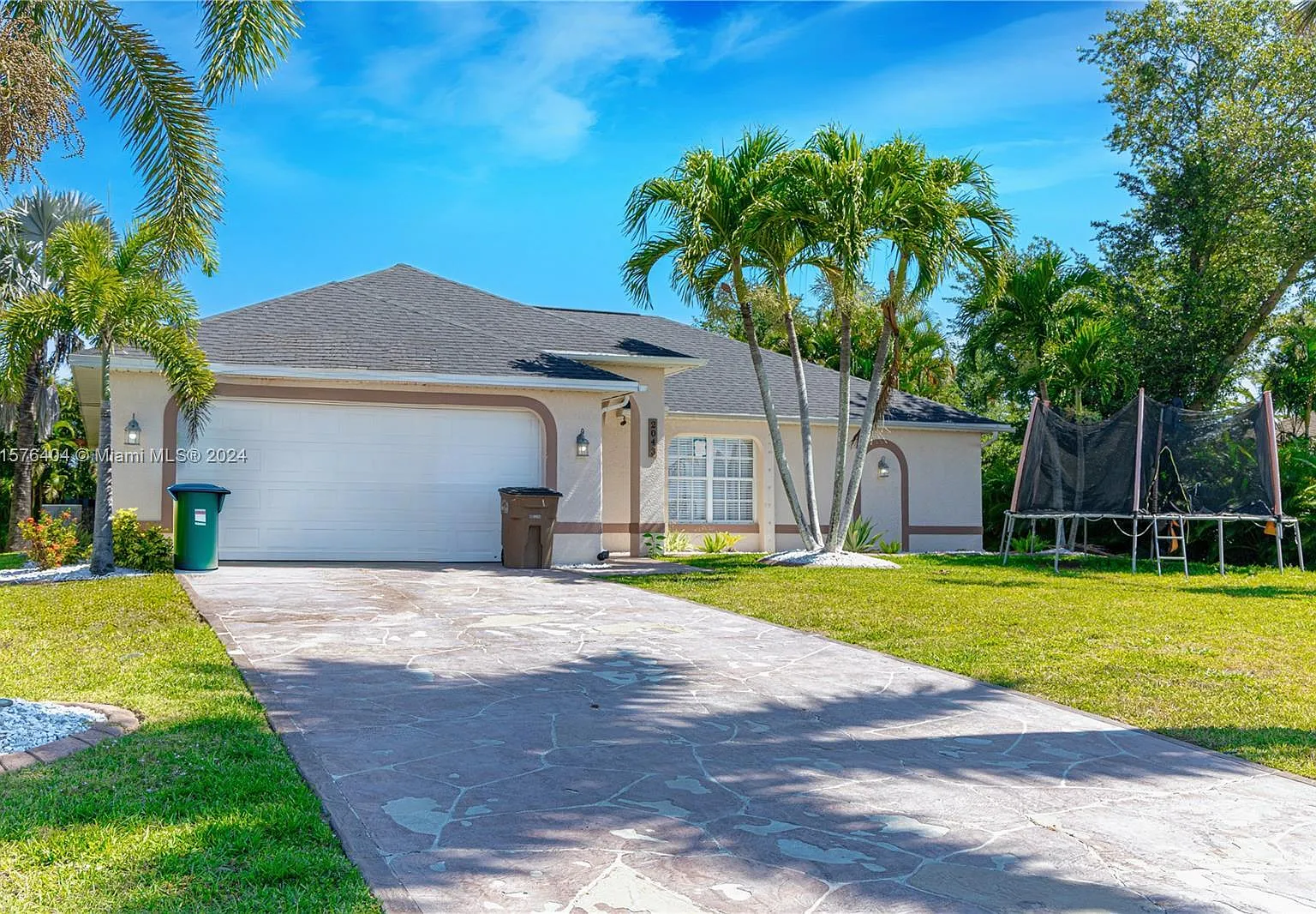 4 bed, 2.0 bath, 1712 sqft, $2,999 — Photo 1