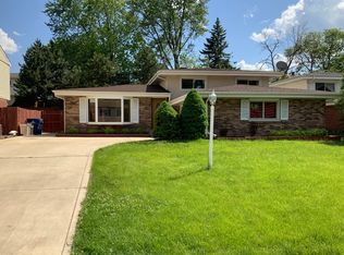 9041 Shady Dr, Hickory Hills, IL