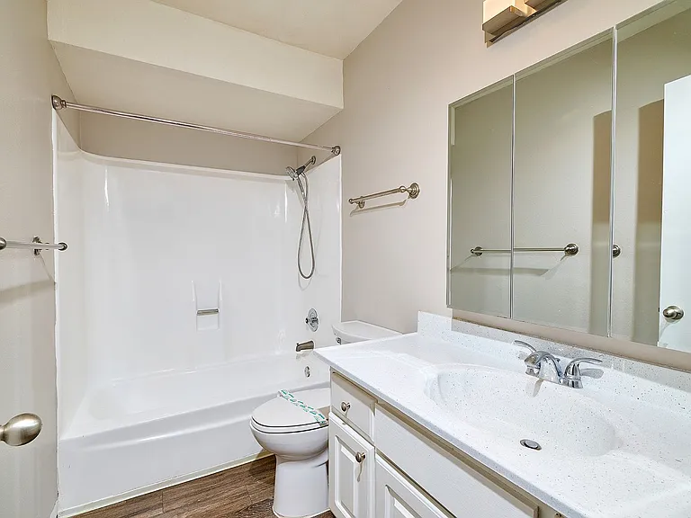 Surfcaster Apartments — Photo 30