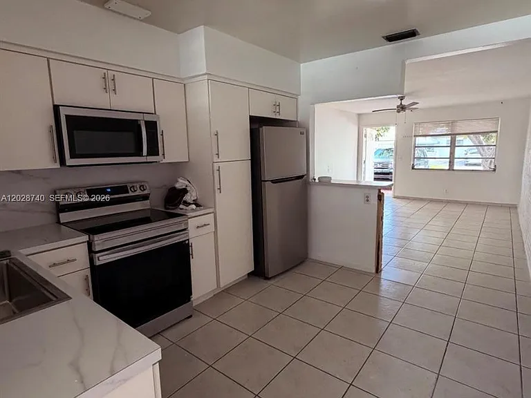 1077 SW 2nd St #2 — Photo 8