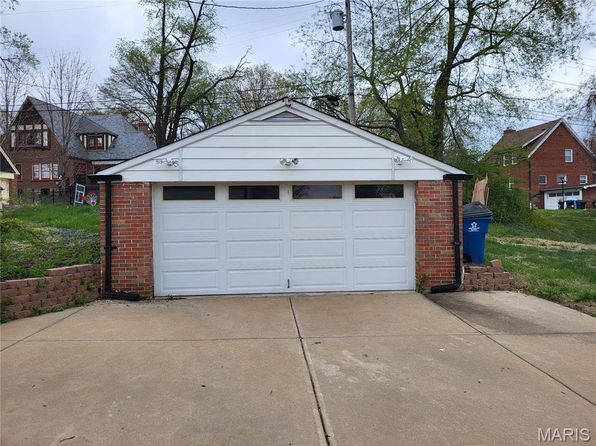 8303 Knollwood Dr, Saint Louis, MO 63121
