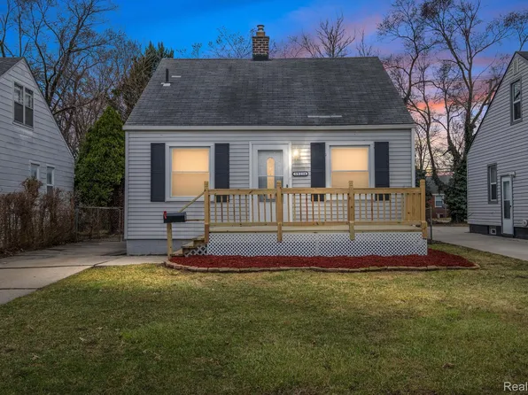 19216 Woodside St, Harper Woods, MI 48225