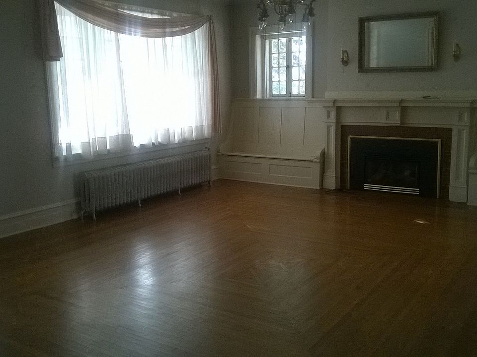 2nd image of 119 W Main St