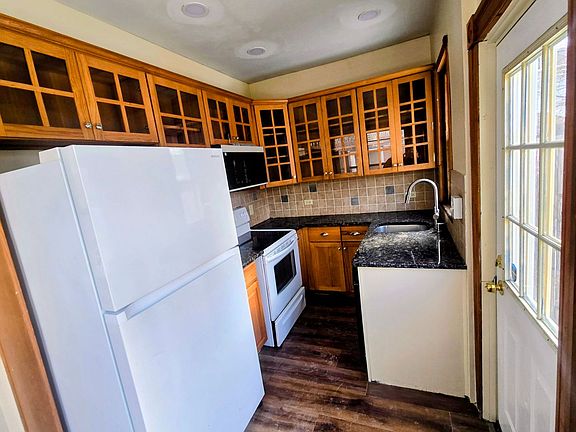 5th image of 916 W Washington St