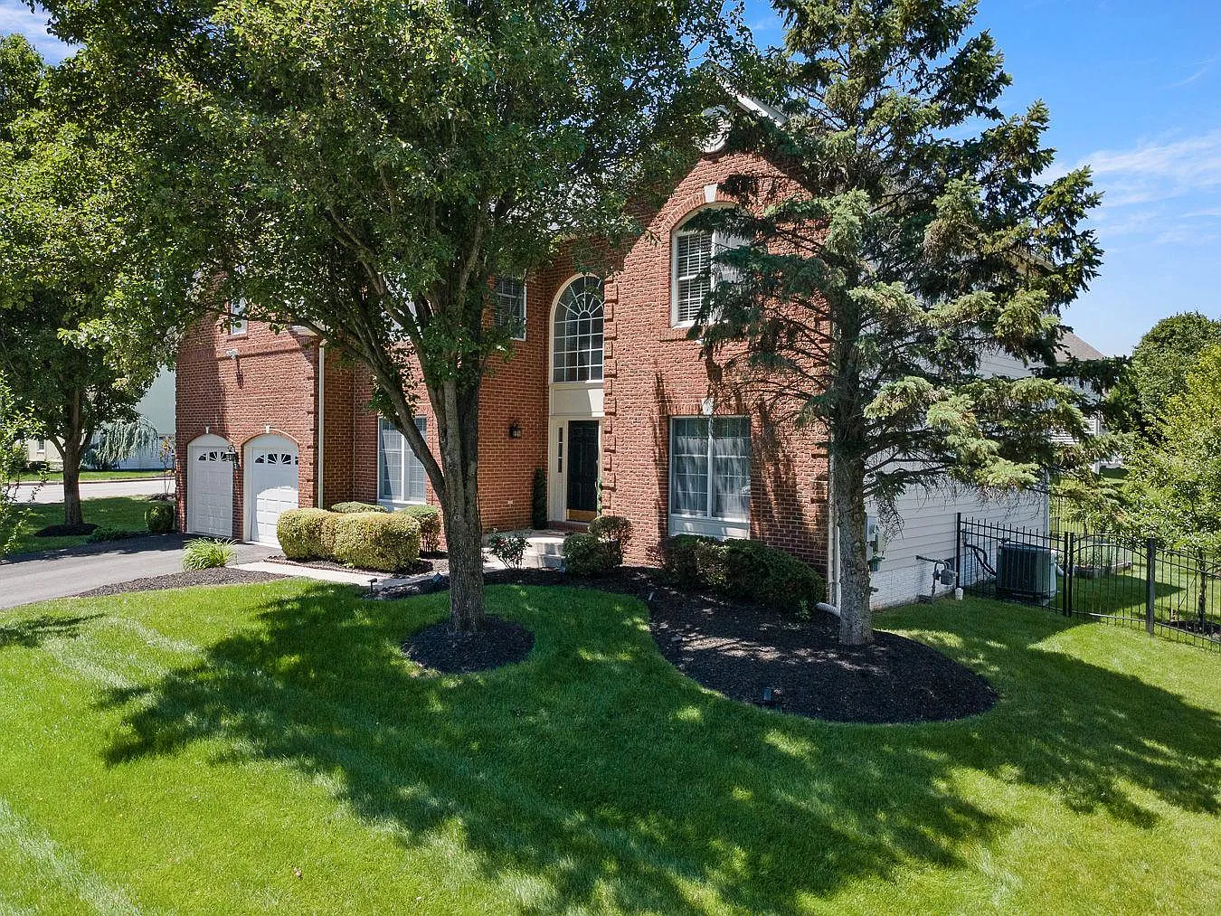 4 bed, 4.5 bath, 4825 sqft, $4,500 — Photo 3