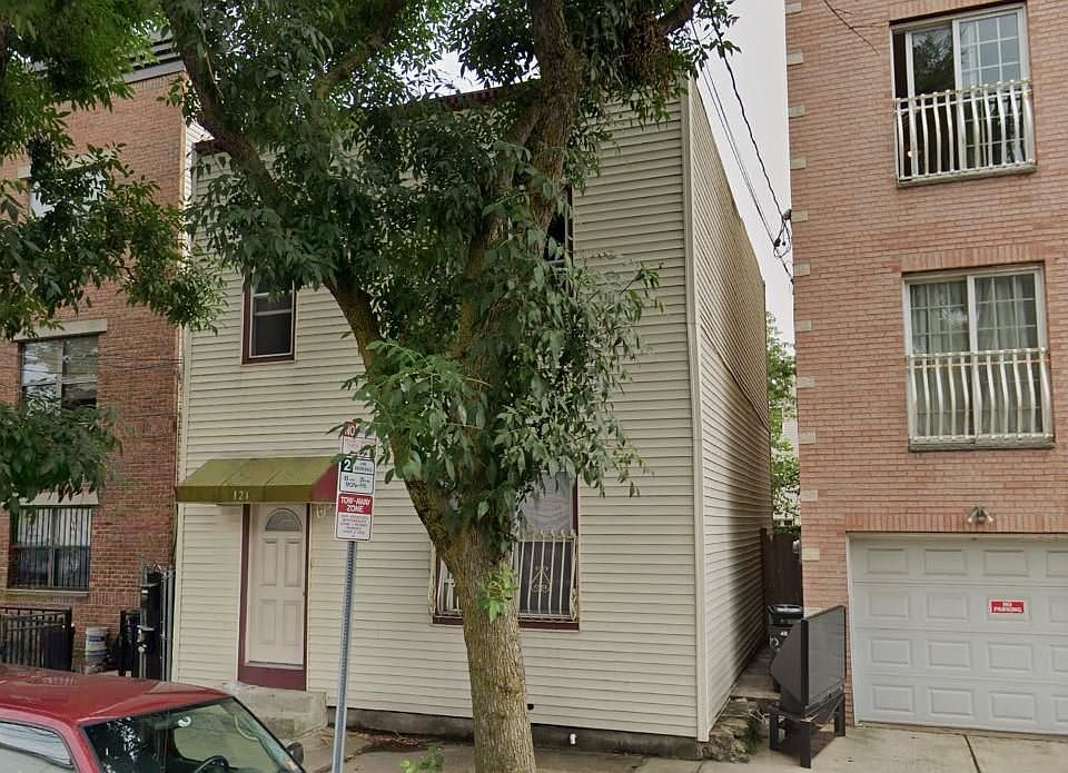 1st image of 121 Logan Ave Floor 1