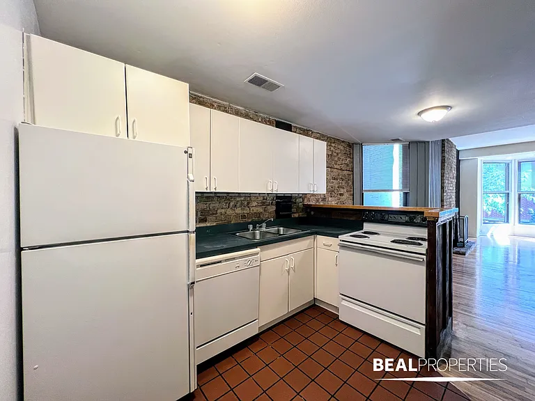 600-06 W Surf St — Photo 22