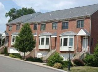 828 Highpointe Cir, Pittsburgh, PA 15220