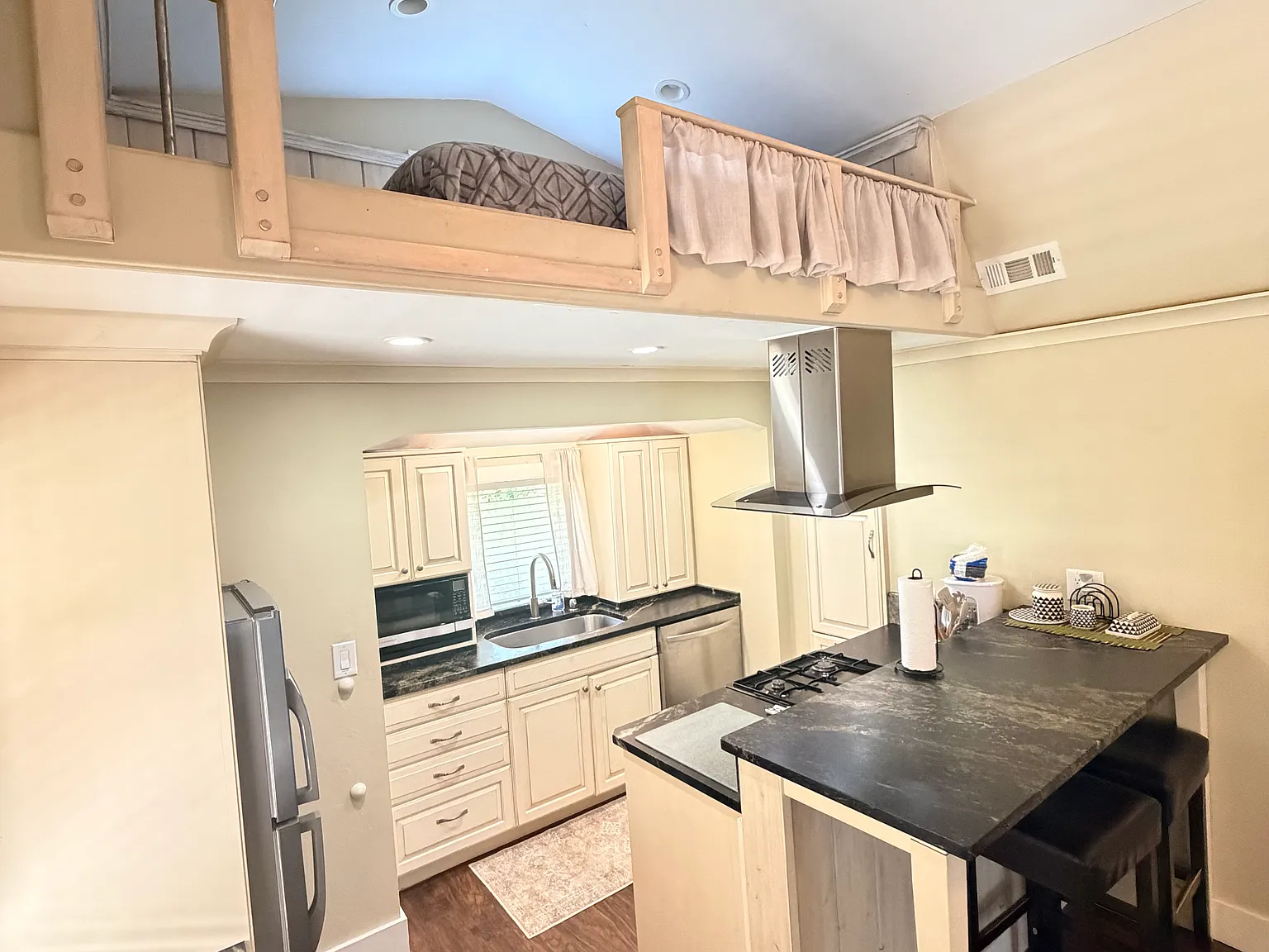 1 bed, $2,300 — Photo 3
