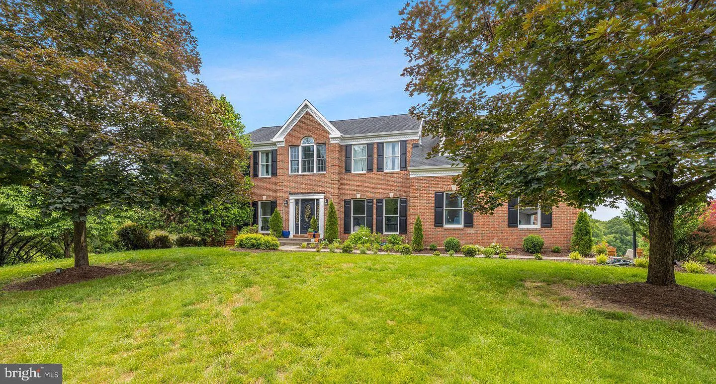4 bed, 3.5 bath, 4279 sqft, $5,000 — Photo 1