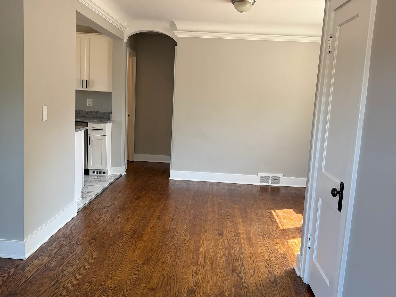 334 E Drayton St — Photo 2