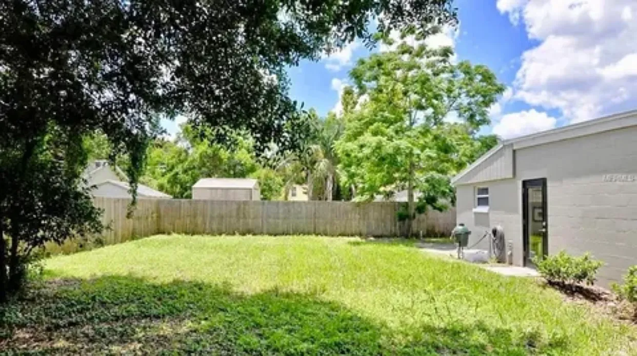 3 bed, 998 sqft, $2,400 — Photo 2