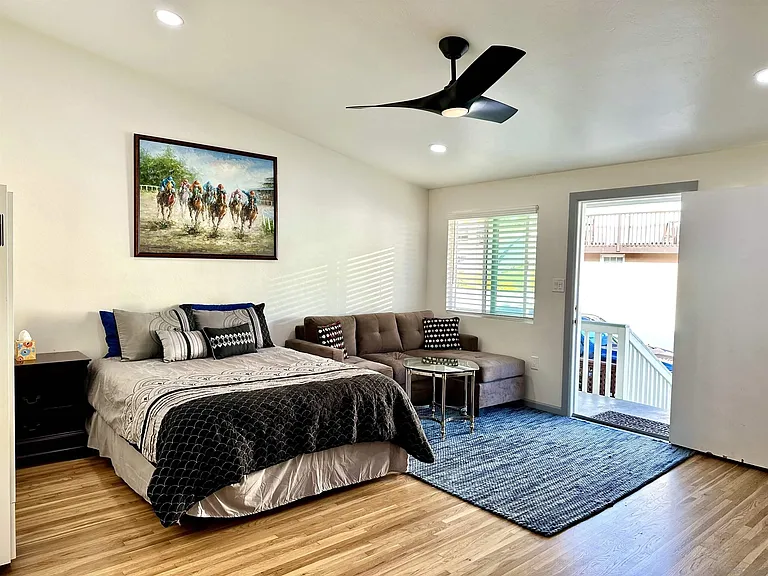7672 La Jolla Blvd — Photo 1