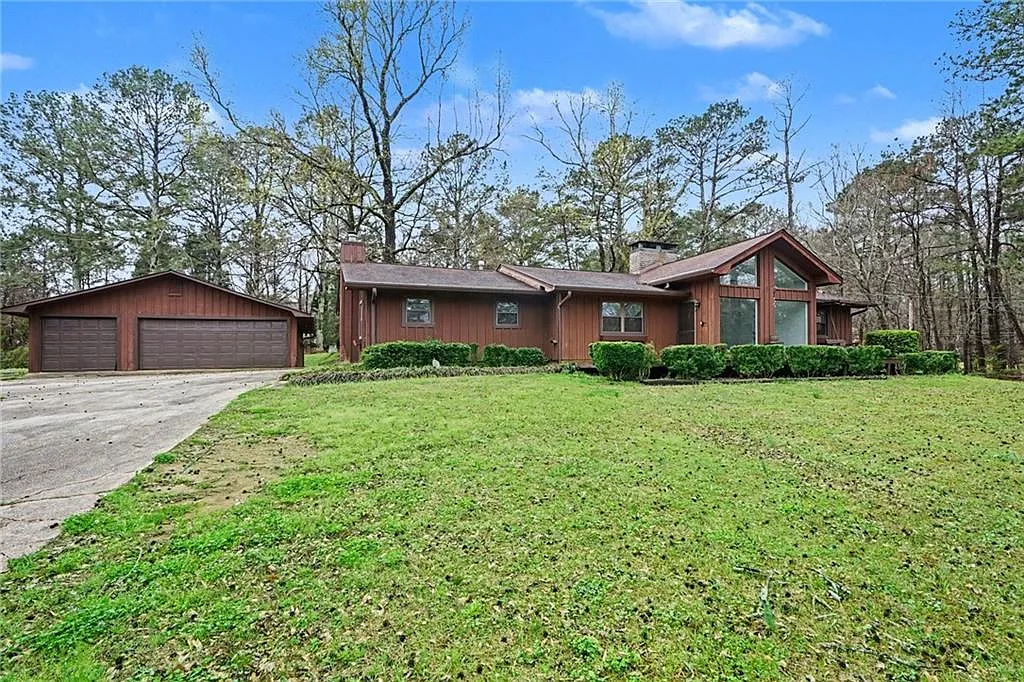 4 bed, 2.0 bath, 1959 sqft, $2,800 — Photo 1