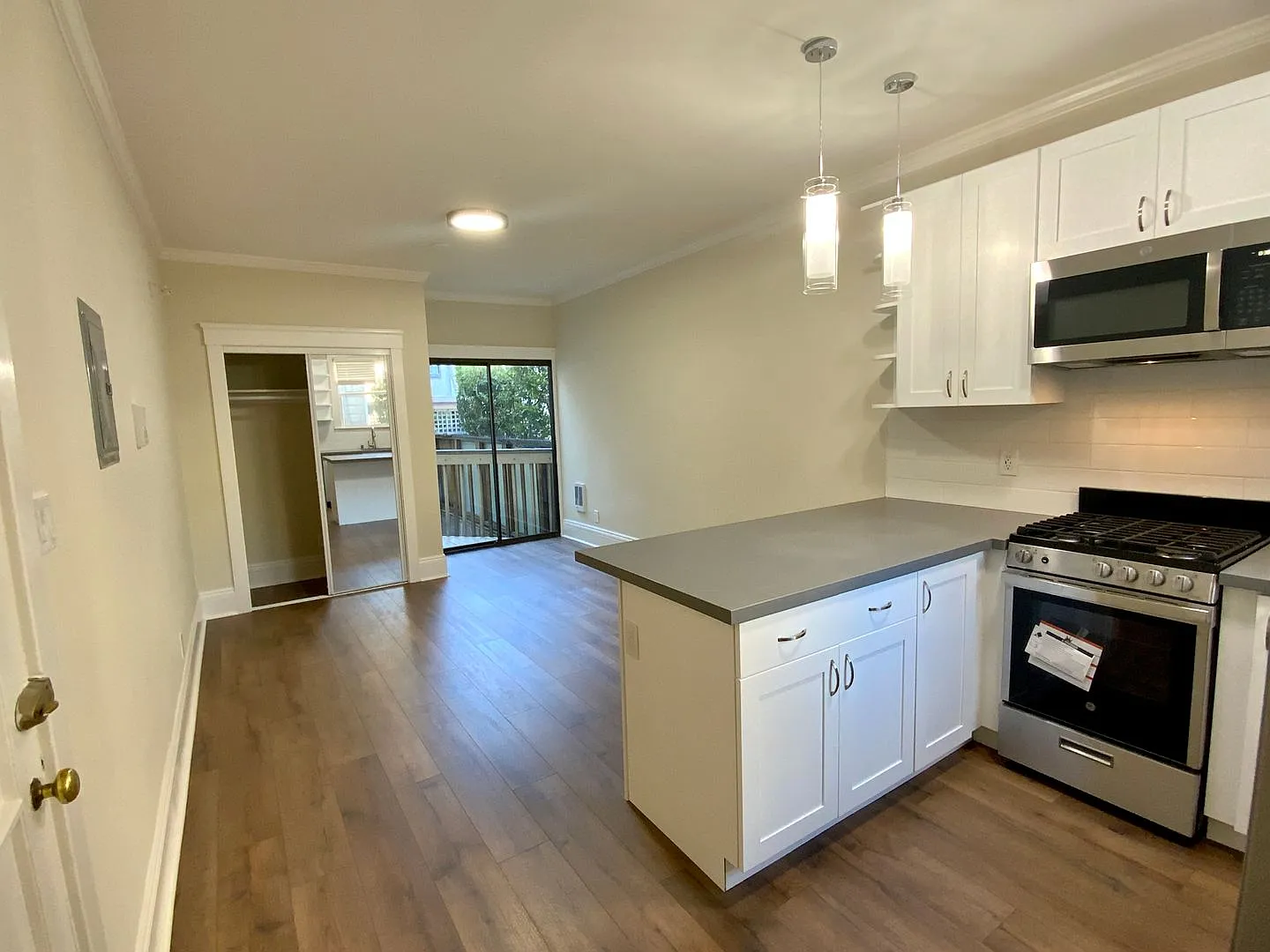 Renovated Top Floor! Dishwasher! Hardwood! Bright! Balcony! — Photo 4