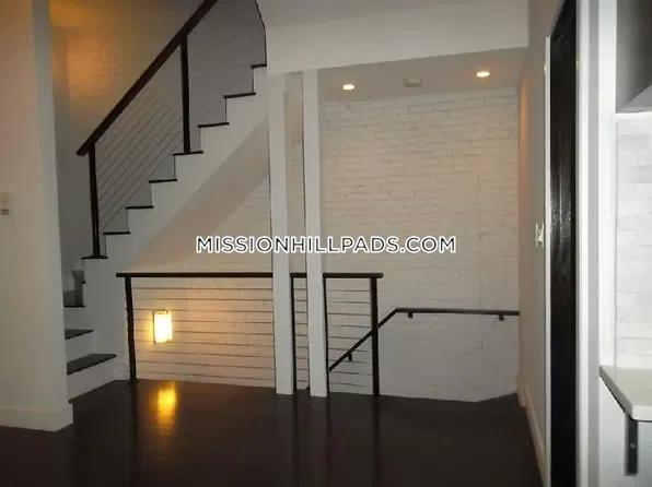 25 Worthington St #2, Boston, MA 02120