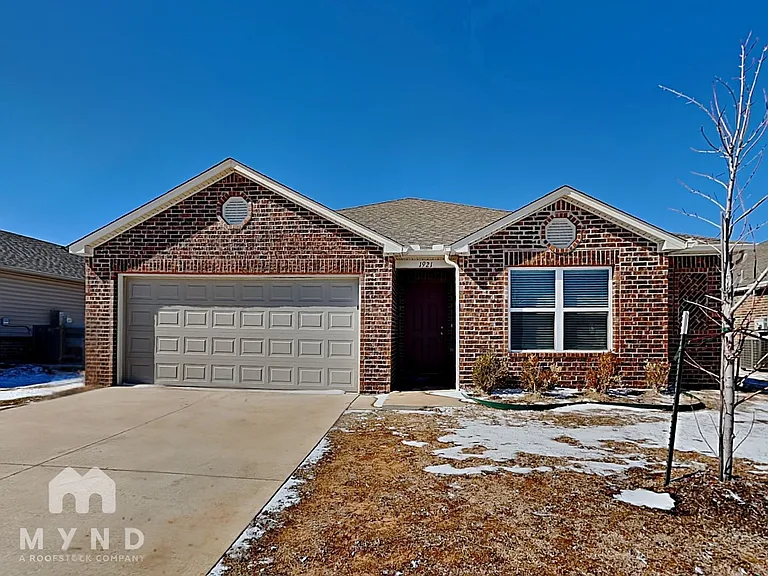 1921 Hannah Ln — Photo 2