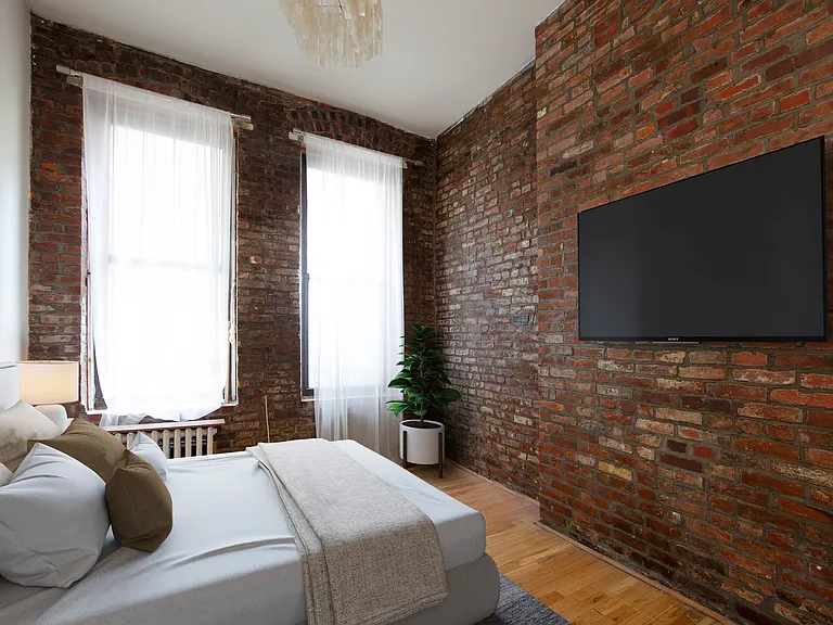528 E 13th St #1B — Photo 1