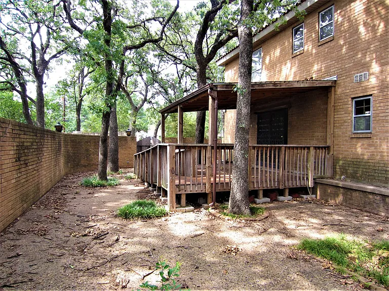 1815 Greenwood Dr — Photo 10