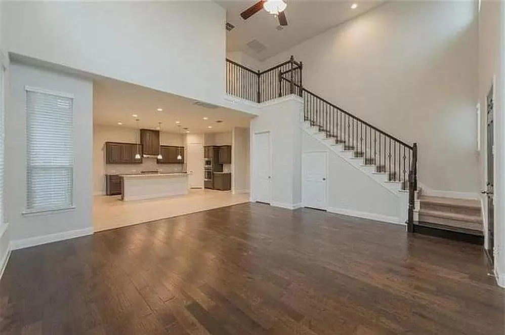 3 bed, 2.5 bath, 2039 sqft, $2,590 — Photo 2