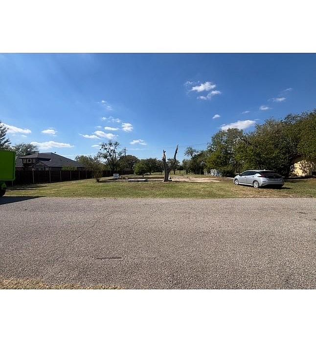 2nd image of 907 N Riggins St