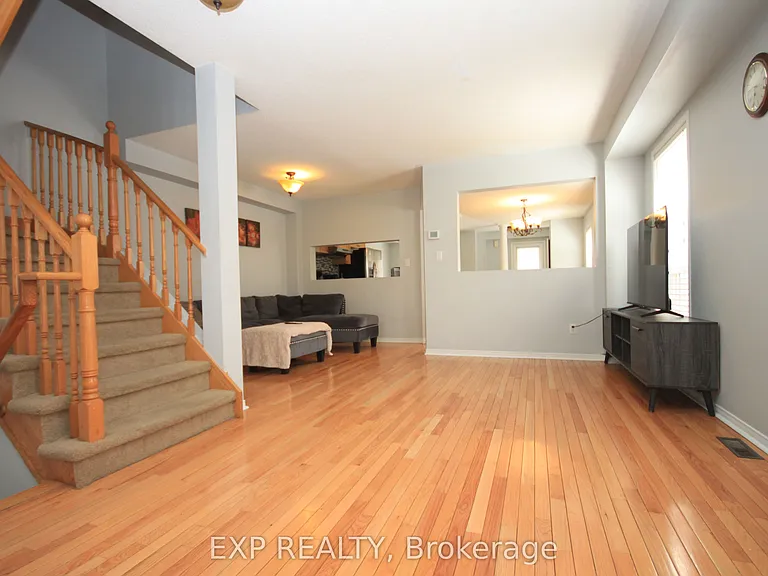 1318 Mowat Ln — Photo 3