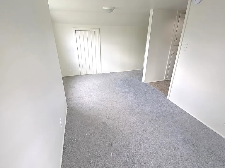 5413 Dupont St — Photo 3