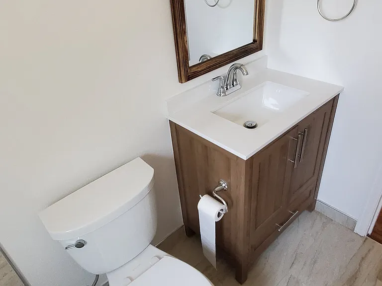 Upstairs Full Bathroom