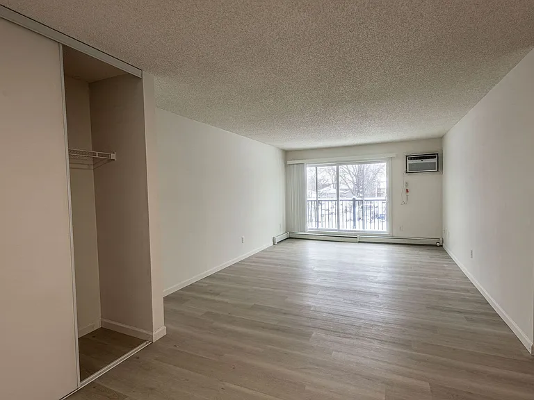Pointe Apartments — Photo 21