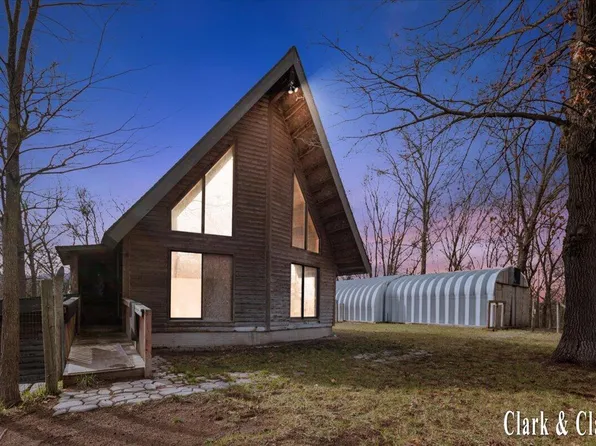 11496 SW Greenville Rd, Greenville, MI 48838